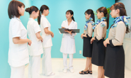 ①朝の朝礼を行う様子。患者様の情報共有や今日の個人の目標などを発表。
