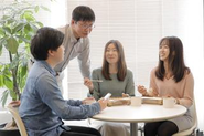 休憩スペース。出社時はここでランチをする人も。ブラインドを開けると目の前が芝公園で、窓からは東京タワーも大きく見えます。