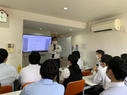 社内研修会：社長自ら壇上に立ちます