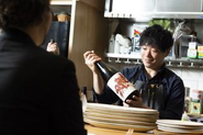 お酒をストーリーと共に提供する