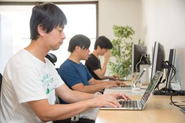 親方と弟子の関係を通し、プロには欠かせないセルフマネジメント能力を実践的に習得。実践を通じて、「どう仕事をするか」「どう判断し進めるか」を学びます。