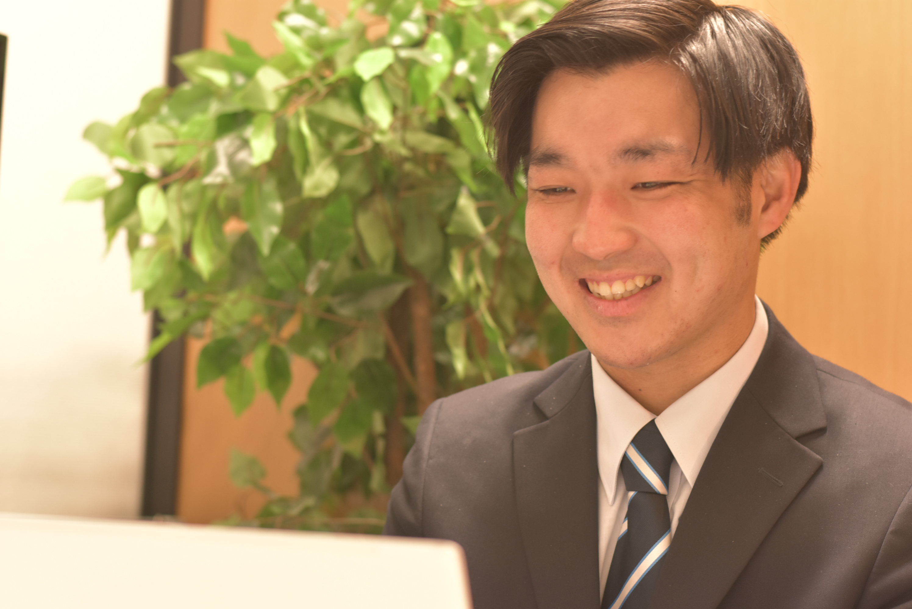 【社員紹介 vol.4】いつも笑顔なポジティブマシン！未経験の営業職も持前のプラス思考で急成長中！