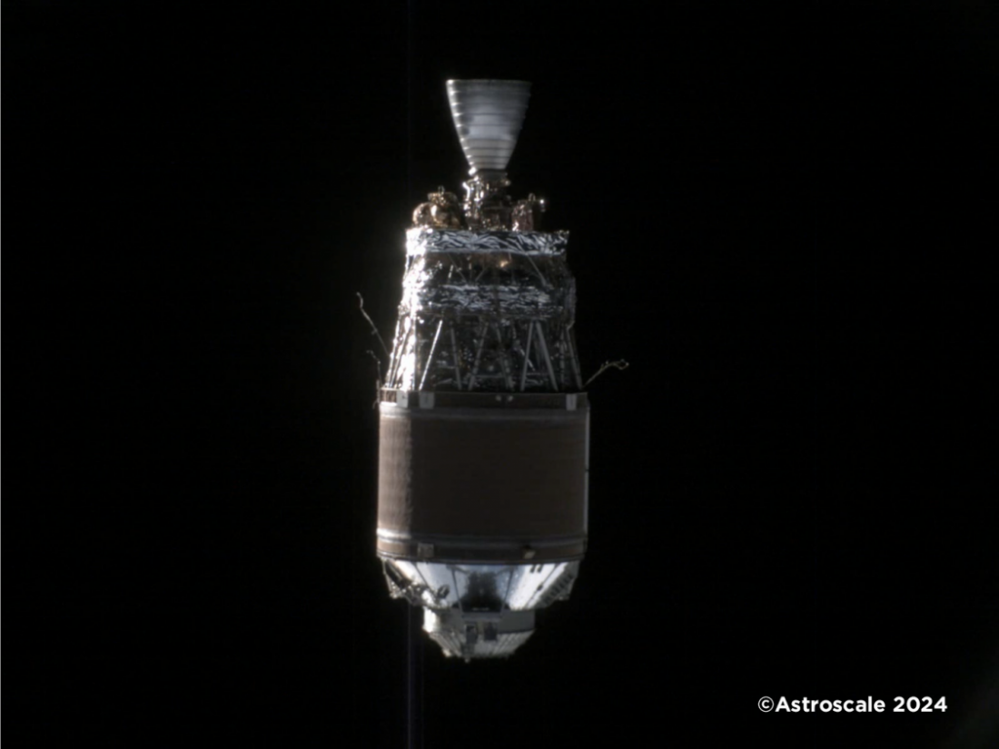 デブリから約15mの距離まで接近に成功！