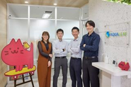 エントランス（自社キャラクター”助ネコ”と）