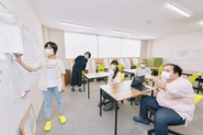 就労支援事業を利用される70％以上は、10～30代前半の方々。バックグラウンドは様々ですが、学校で行けずに社会と接点がなかった方や新卒で働いたけど、上手くいかず精神疾患になってしまった方など様々です。訓練施設では、自己理解と自己受容ができるようにプログラムを組んでサポートしています。