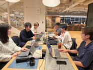 大学生がそれぞれ役割を持って働いています。普段はオフィスやオンラインで集まっては意見交換をしています。