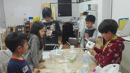 スライムの作り方を教え合う子供達