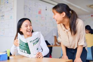 レベルがあがるとノンフィクションで時事問題にも取り組み、さらに読解力をつけていきます。本日のトピックでバイリンガル教師と英語で雑談する様子。