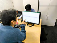 若手の作成した設計書をレビューする中堅