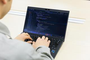 IT担当者は、ハイスペックなノートPCを使用して頂きます。大型の外部モニターも使用可能です。