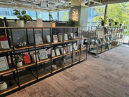 勤務場所は書籍が手に取りやすい環境が整えられており、日々の学びやアイデア創出を後押しします。
