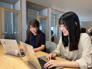 2025年4月に完成した綺麗なオフィス(自社ビル)でフロアによってはBGMも流しながら仕事をしています。