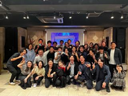 半期に1度の全社総会！会場を貸し切って、来期に向けて決起会を行っています。持ち回り制で指名されたメンバーが中心となり会場選びから企画、動画やバナーを作成し、ホストとして会を運営しています！笑いあり、涙ありの熱狂的空間です。