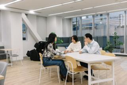 役職関係なくフラットな意見交換が活発に行われます