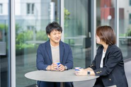 コワーキングスペースで自由な雰囲気で働けます