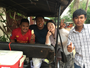 TukTukドライバーと一緒にお客様の旅のお手伝いをしています。