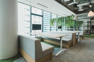 東京本社。ところどころに緑のあります。
