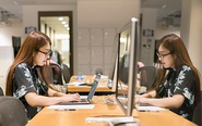 出社とリモートワークを併用しています。