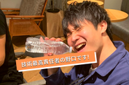 弊社のCTOの野口です。いつもより多めに笑顔しております。（彼は高校1年生のときより特別な訓練をうけてエンジニアとして案件こなしまくってたエンジニア歴およそ6年の野口です）