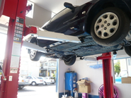 整備工場にはリフト完備