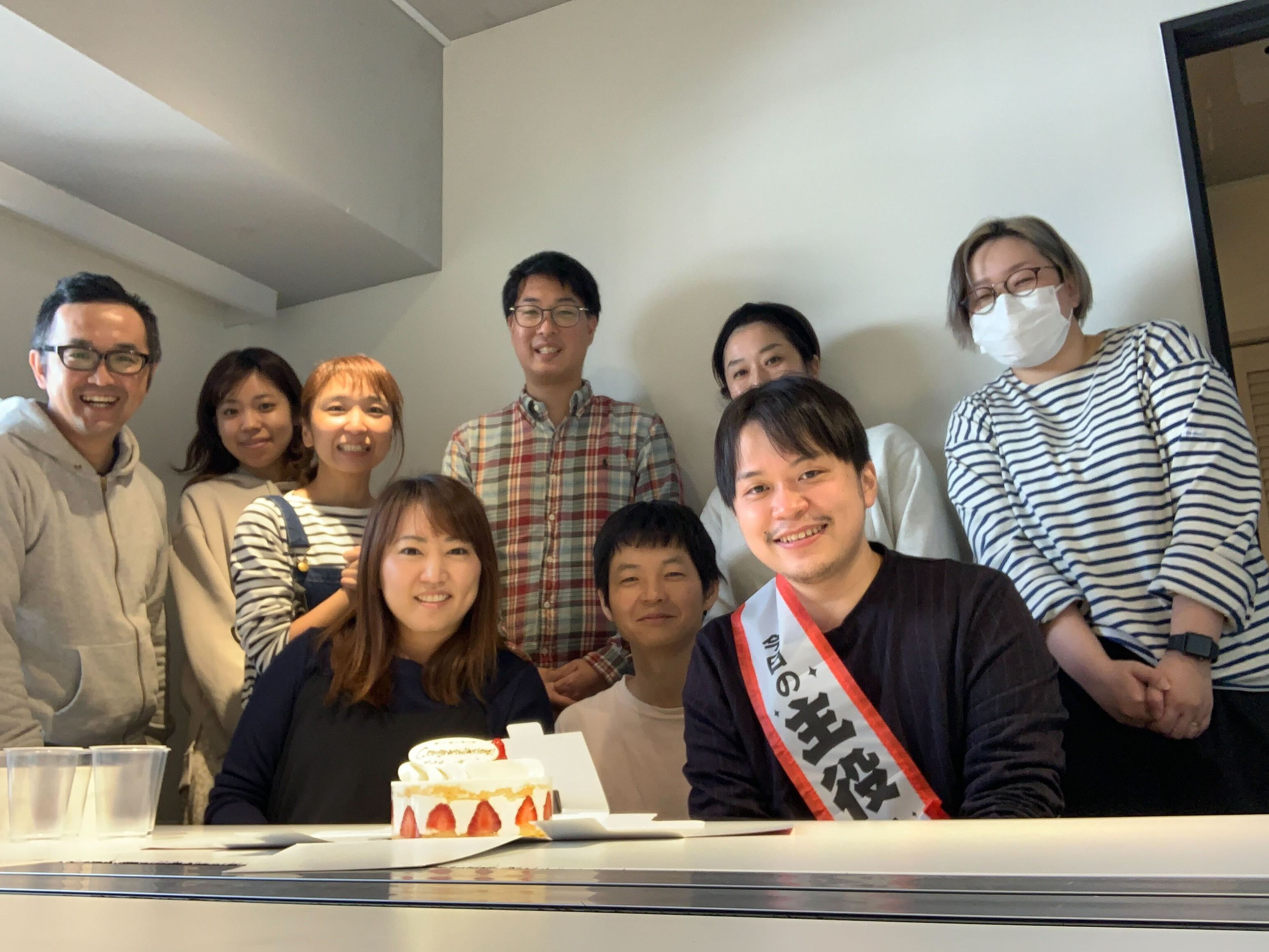 今年の社労士試験合格者のお祝い会を急遽サプライズで行いました！！