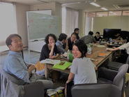 事務所内の風景。メンバー以外にも行政担当者や現場の実践者とミーティングを重ねる。