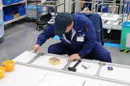 部品のねじ止めの作業中です。小さなねじを扱う細かい作業も発生します。１つ１つの作業に意味があるので、集中力は大切なポジションです。 部品の到着時にも検品しますが、作業中に不良品の部品がないかの確認も同時に行う必要があり まさに職人技です！