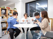 お客様に愛される会社を目指しています！数ある不動産業者の中でも弊社はお客様からプレゼントをいただく機会がダントツで多い自信があります！こちらの写真は秋田県のお客様の上京のお手伝いをした際にお米を送っていただいたので、みんなでいただいている姿です(^_-)-☆