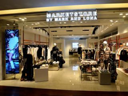 「MARKET STORE BY MARK & LONA 表参道ヒルズ店」。公式オンラインストアでしか購入できなかったリミテッドアイテムを中心に展開する最新コンセプトストアとして2022年3月にオープンしました。