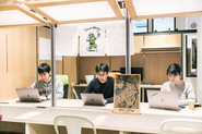 恵比寿・代官山に移転したばかりのオフィス！Shopify本社のあるオタワの木製オーダーメイド地図を飾っています。