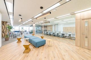 執務室や会議室はガラス張りで、社内が見渡せるオフィスです。社内にバーもあり、業務終わりに飲み会が開かれることもあります。