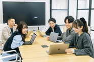 社内にコミュニティラウンジがあり、交流も活発
