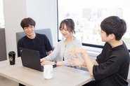 近年では広告代理業で培った知識を活かし、Eコマース商材の商品プロデュースやオフライン広告のプランニング、タレント等のキャスティングまで枠組みにとらわれることなく新しい事業も次々生み出しています。