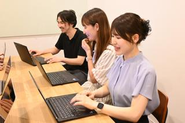 稀に1-2時間だけお客様先での会議があったりしますが、ほとんど【リモートと出社を自由に選べる】環境です。それぞれがパフォーマンスを出しやすい環境で働いてほしい！