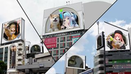 渋谷を道行く人々に時を報せる時報動画の『秋田犬』と背中で魅せるガンガールRPG『勝利の女神：NIKKE』がコラボした”NIKKEシブハチ時報”を制作！ 『NIKKE』発売1.5周年を記念して、人気キャラクター3人が8面のデジタルサイネージに登場し、3D秋田犬と仲良くボール遊びを披露。人気声優の小倉唯さんが演じた「シフティー」から時報をお届けします。