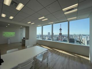 エントランスからと打ち合わせスペース。大きな窓から札幌の街並みが見えます。