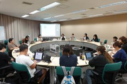 半年に1度の社員総会をはじめ、全社へ情報共有を行う機会を大切にしています。リアルコミュニケーションも随時取り入れています。