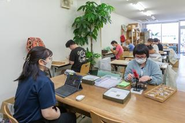 実際の訓練中の様子。利用者さんは自分の役割が分かると集中して作業することができます。スタッフは見守りながら、困ってそうな方がいたら声をかけたり、利用者さんが行う作業の工程管理の役割も担っていただいています。
