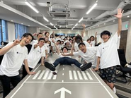 集合写真の時に、必ず真ん中でV字か涅槃仏やる人いますよね