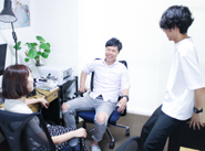 社員同士で雑談する様子