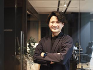 CEO／代表取締役の大本。親会社で最年少マネージャーに抜擢後、常にトップセールスとして活躍。