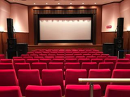 あつぎのえいがかんkiki／音響システムには、LW speakers8000シリーズとLWの21”インチの特大サブウーハーを設置。LW speakers8000シリーズのスクリーンスピーカーにラインアレイスピーカーを搭載していることで、直進性の高い高域〜中域用のスピーカーを多方向に配置し、劇場全体に音量を届けることが可能に。お客様に迫力満点の音をお届けします。