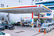 ガソリンスタンド市場6兆円をはじめ、自動車関連の巨大産業が私たちの主戦場です。情報の非対称性とアナログな商習慣が残るこの現場に深く入り込み、DXコンサルティング、デジタルサイネージ販促、集客・予約の仕組みづくり、データ活用のマーケティング支援までを手がけます。提案して終わりではなく、現場の数字が動くところまで伴走するのが私たちのやり方です。