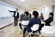 マネジメントワークショップなども開催し、社員の成長を後押ししています。