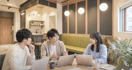 学習環境も整っており、基礎から実務レベルの課題に取り組みながら、現役エンジニアのフィードバックを受けて成長できる仕組みを整えています。未経験でも安心してステップアップできる環境です。