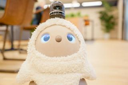 本社のフリースペースは憩いの場🌱会議やイベントも開催できる広々としたスペースなので、お昼休憩に利用する社員も多くいます！LOVOTのみーちゃんもゆったりしてます☺︎