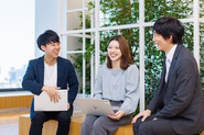 外注を使わず「正社員のみのチームで案件に取り組む」ことを徹底。技術面の不安があっても、当社の仲間と一緒に成長でき、案件外でのチームフォローアップも充実。