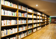 読書文化があるのもSpeeeの特徴のひとつ。ビジネス書からデザインや開発に関する分野まで、あらゆる書籍がそろっていて、自由に借りることができます。規定の金額の範囲内で書籍の購入が補助されます。