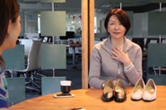 お客様をインタビューする様子。写真にある婦人パンプスのブランド担当者は記事を読み、感謝感激。ブランドとお客様と一緒に成長している感覚です。