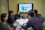 KMCの魅力のひとつは「イヤな人が居ない」こと。みんなでアイディアや、出せる力を出しあって、クライアント満足を追求しています。